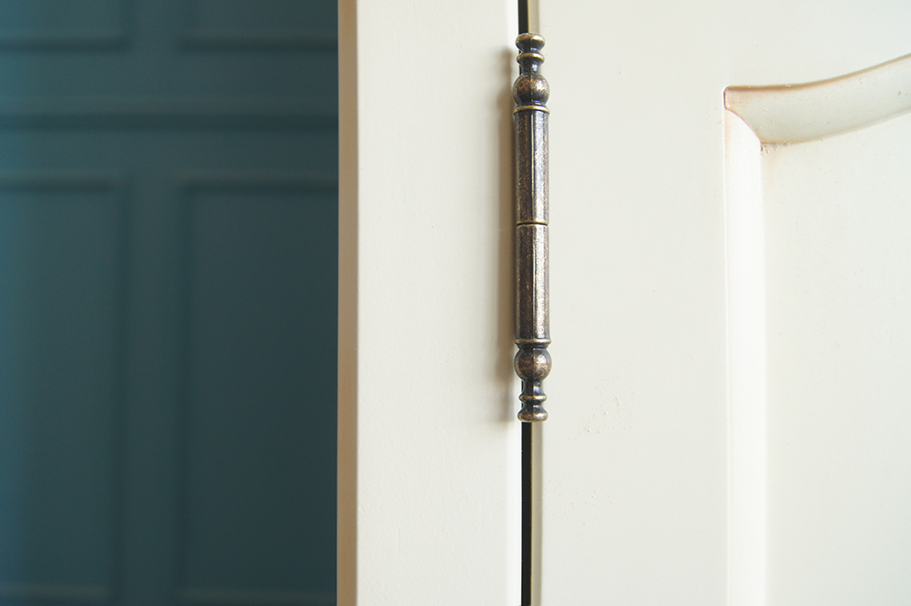 Книжный шкаф "Leontina" арт ST9330 в интерьере