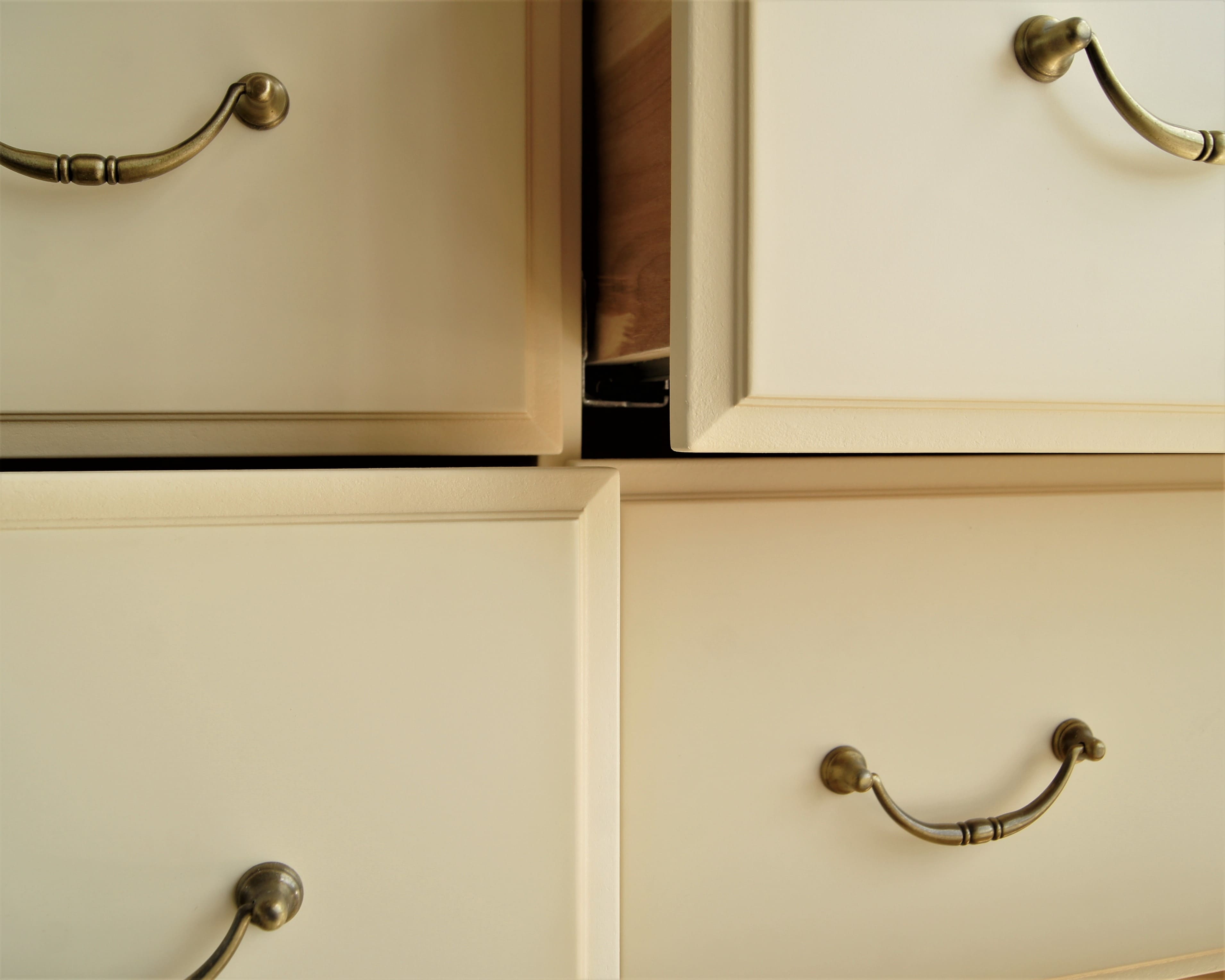 Комод «Leontina» на восемь ящиков арт ST9316/2 в интерьере