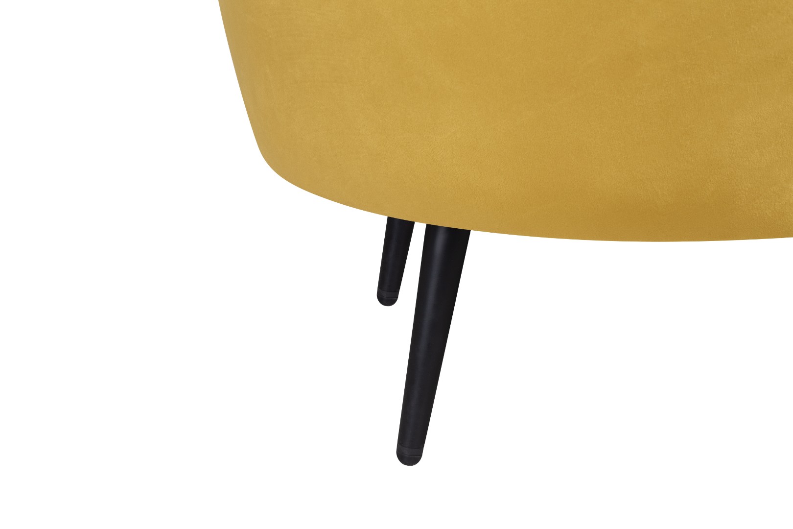 фото Низкое кресло ракушка Pearl Yellow на черных ножках в интерьере