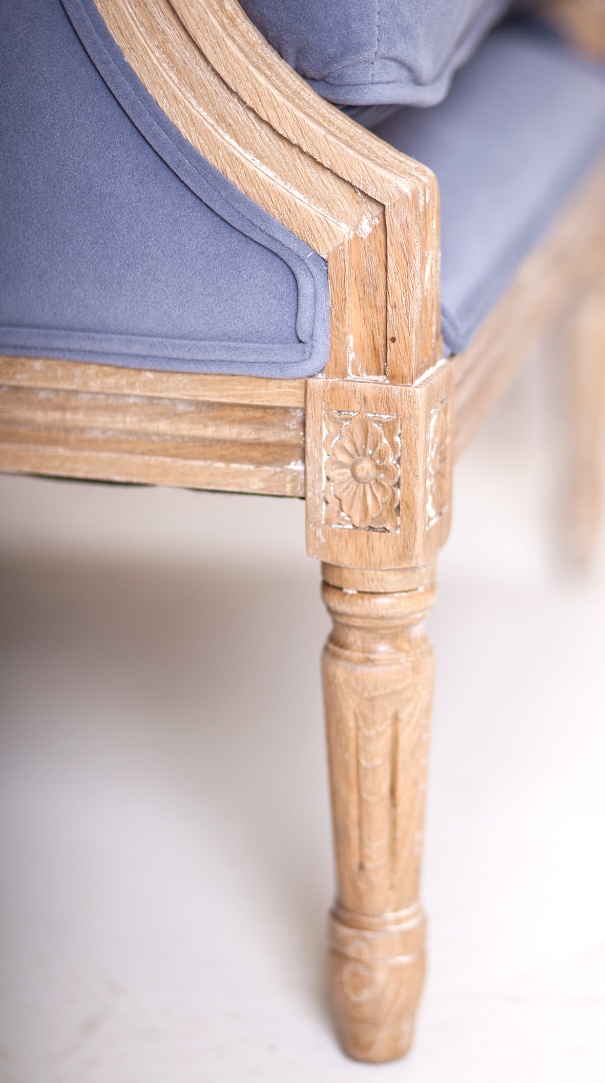 Классическое кресло Coolman Sky Grey в интерьере в Москве Классическое кресло Coolman Sky Grey в интерьере