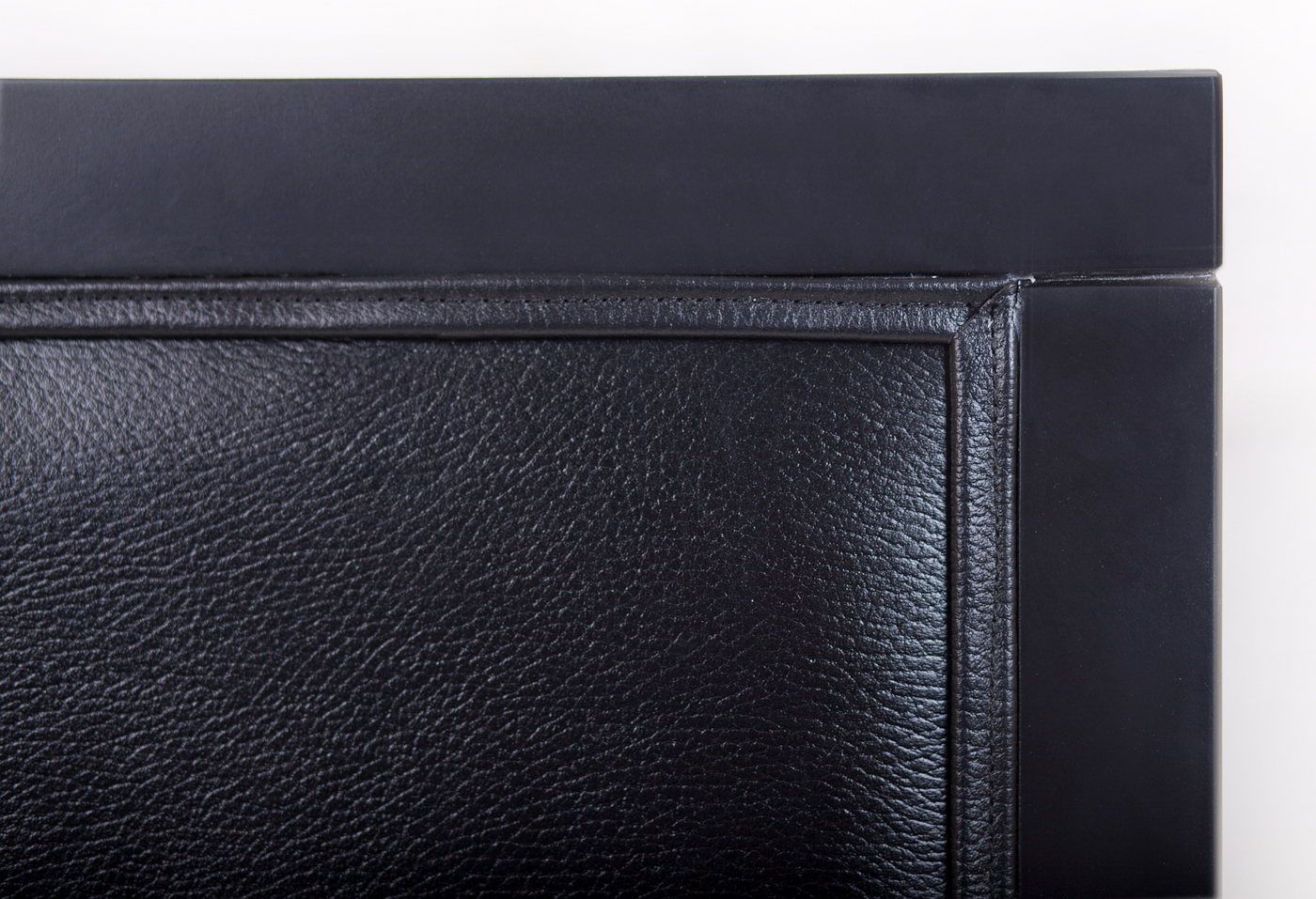 Классическое американское кресло Colin Black Leather в интерьере в Москве Классическое американское кресло Colin Black Leather в интерьере