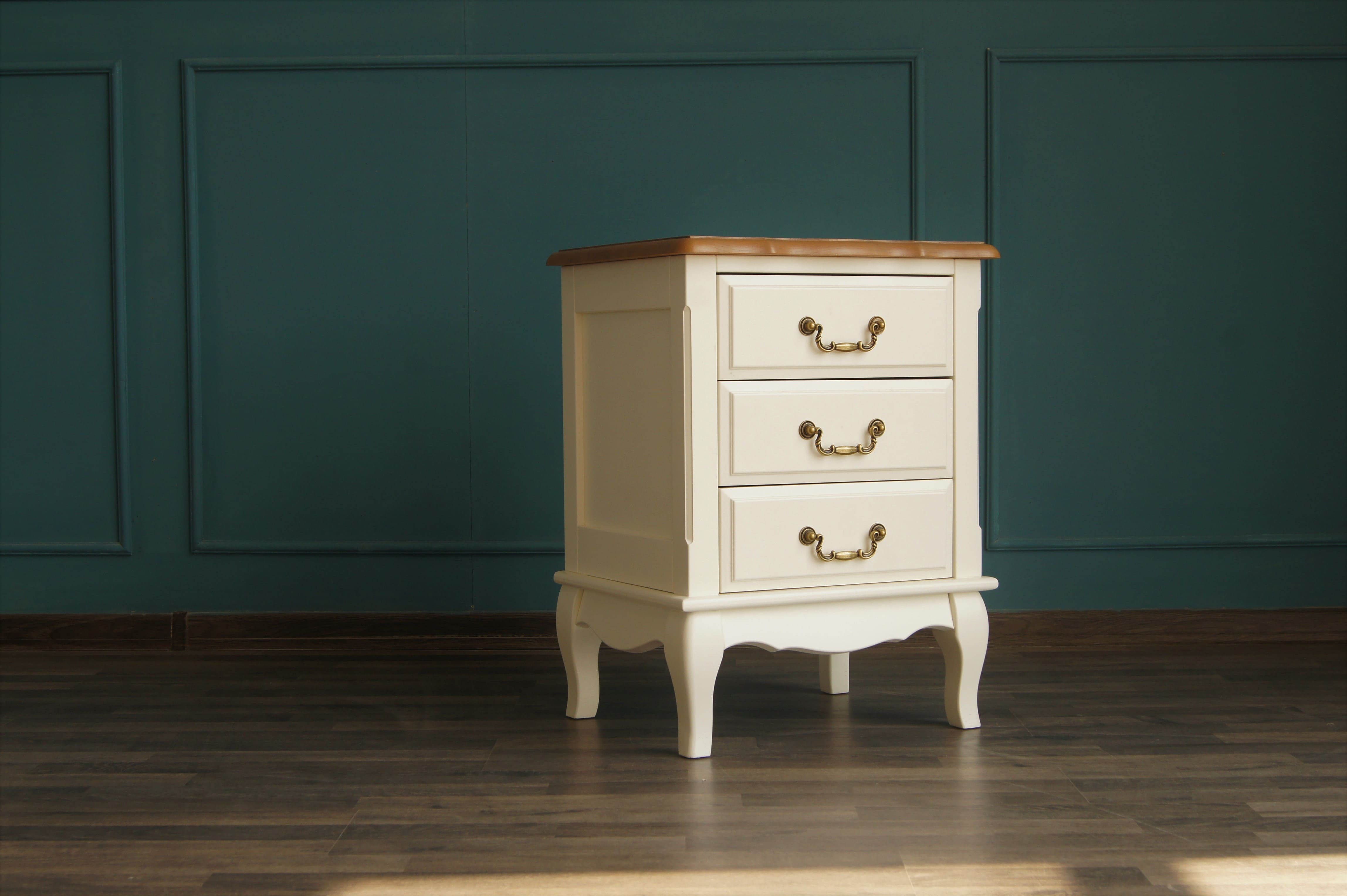 Прикроватная тумба Leontina на три ящика арт ST9302/3 в интерьере