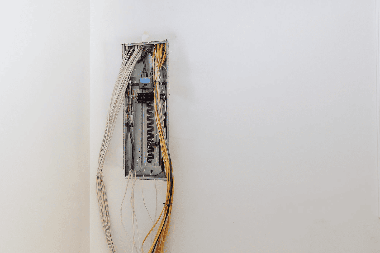 Как красиво замаскировать провода на стене