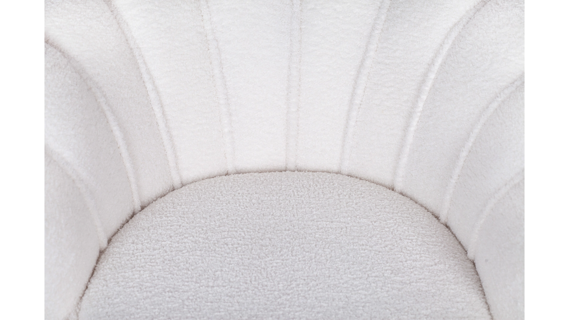 Низкое кресло ракушка Pearl цвет белый на черных ножках в интерьере