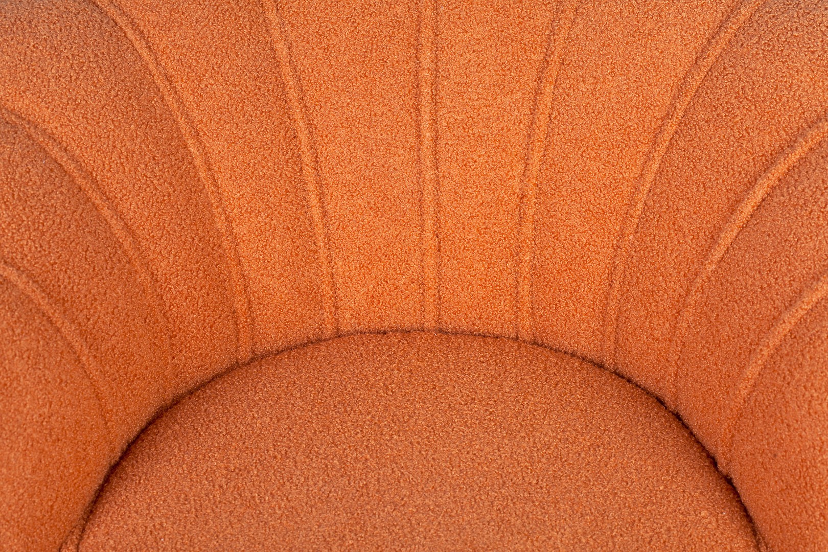 Низкое кресло ракушка Pearl Orange Boucle в интерьере