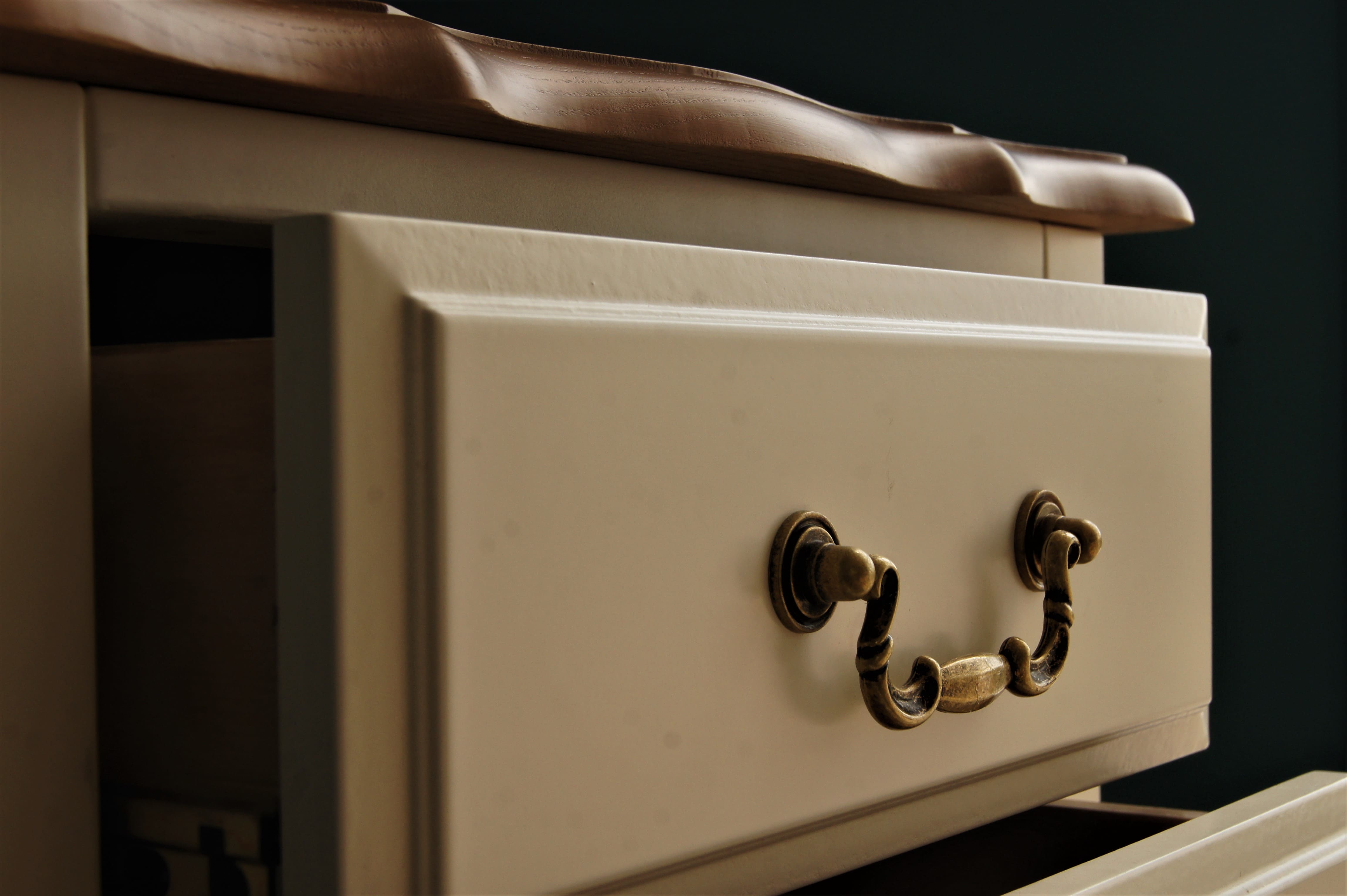 стильные Прикроватная тумба Leontina на три ящика арт ST9302/3