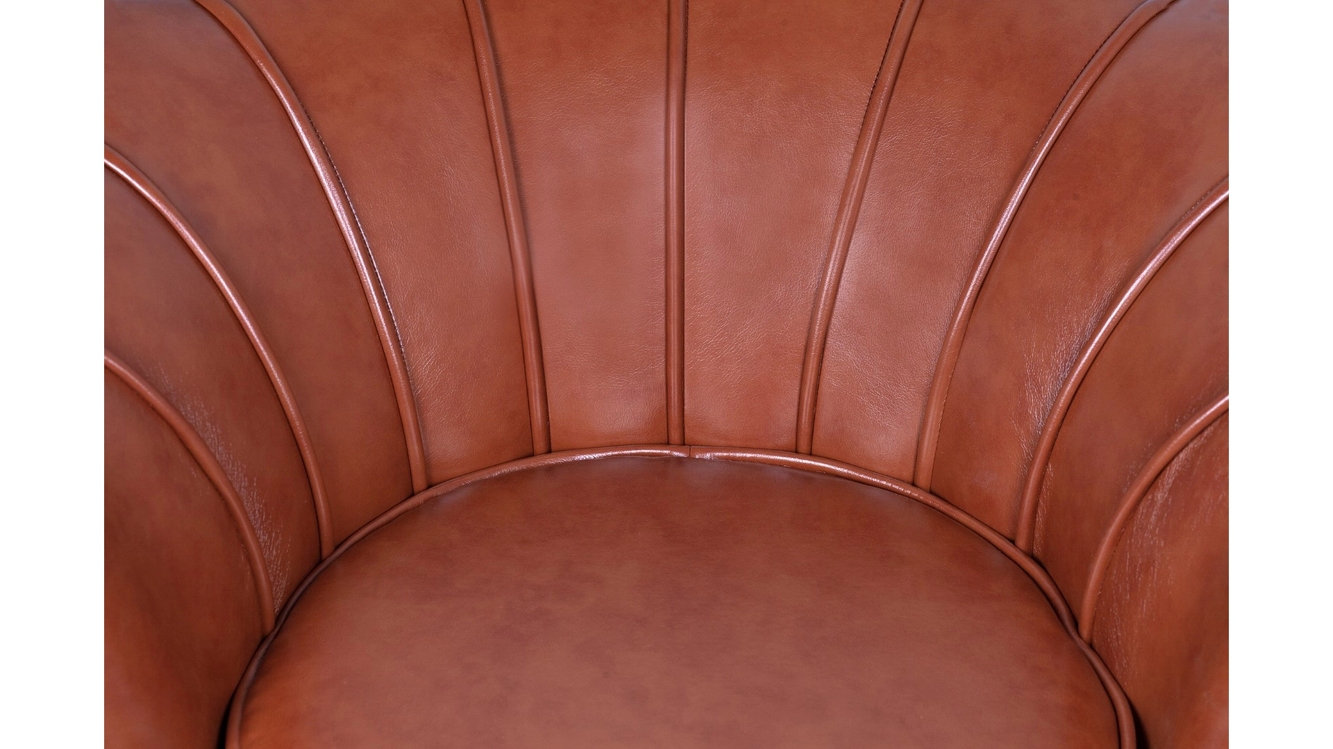 Низкое кресло ракушка Pearl Brown на черных ножках в интерьере