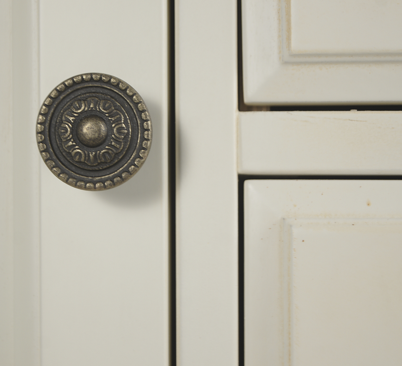 красивый Бежевый комод "Leontina" с дверками и ящиками арт ST9351