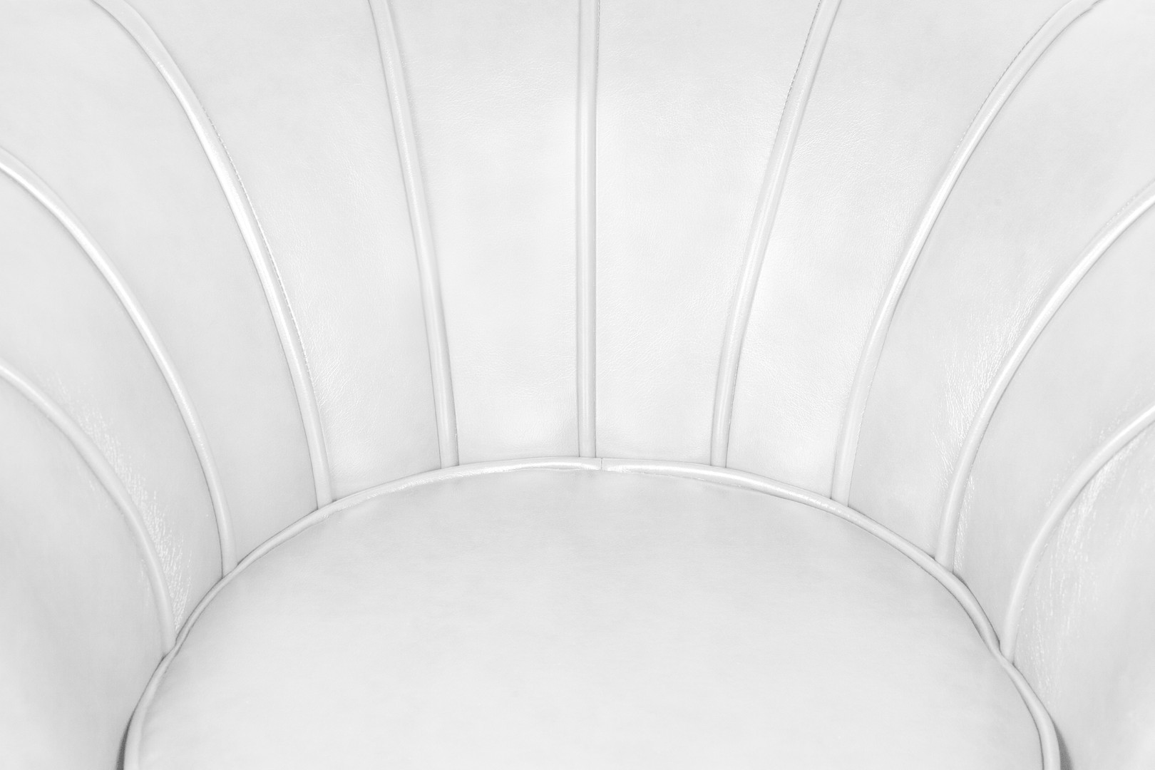Низкое кресло ракушка Pearl White в интерьере