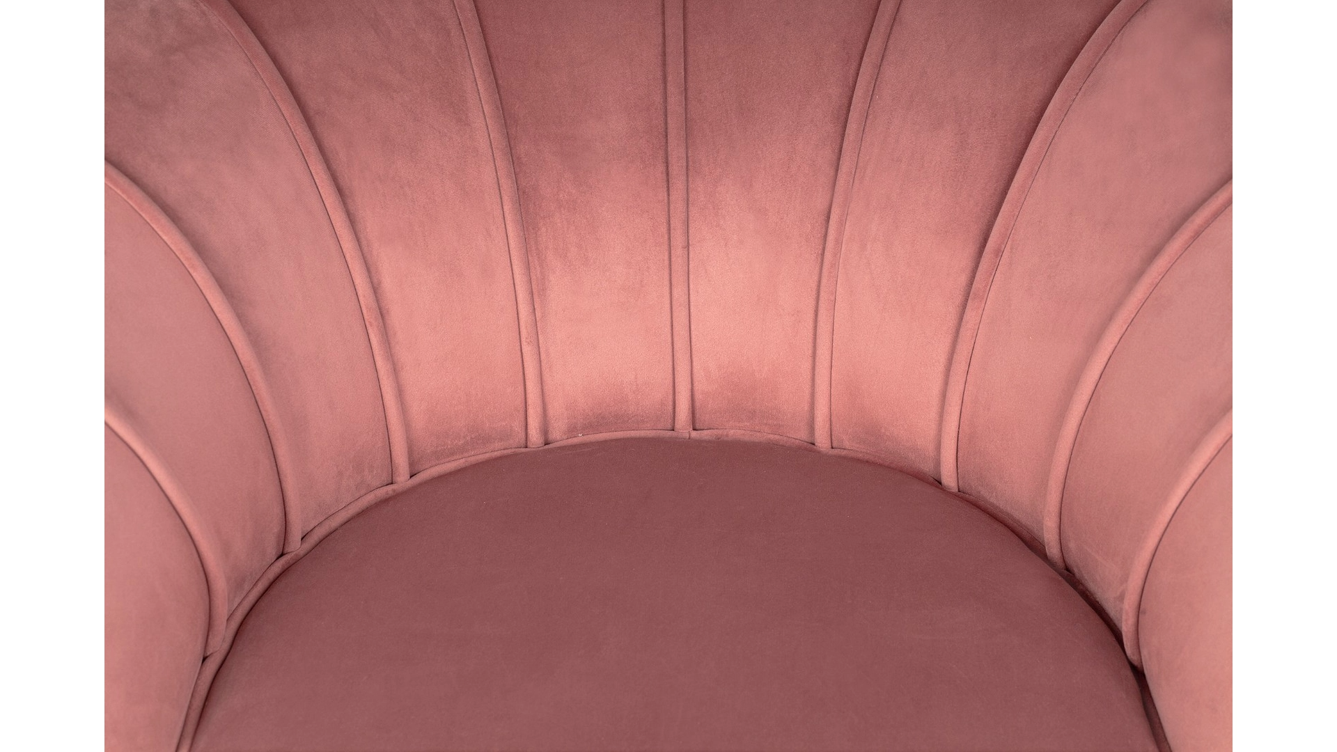 Низкое кресло ракушка Pearl Pink V3 на черных ножках в интерьере