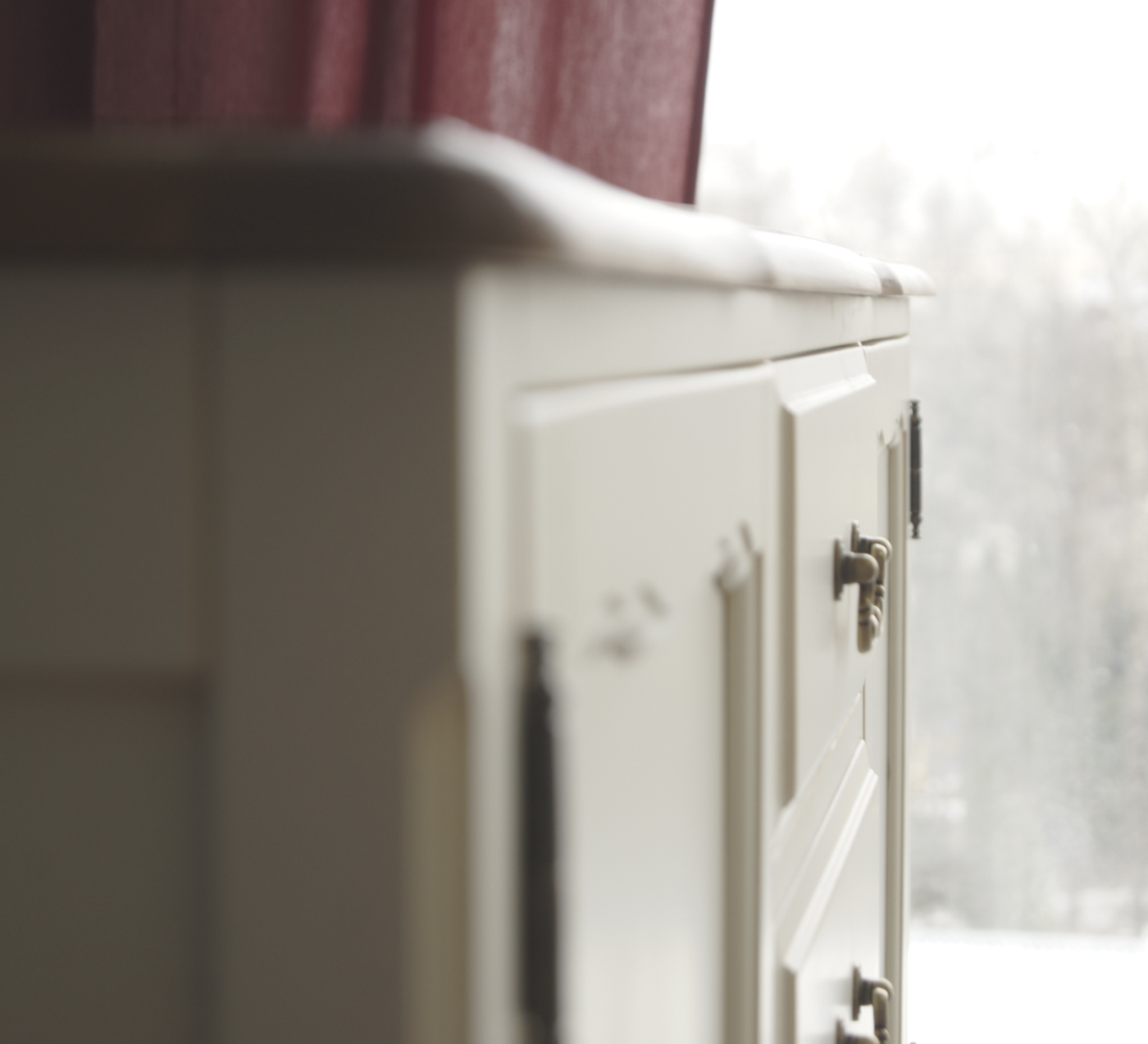 Бежевый комод "Leontina" с дверками и ящиками арт ST9351 на заказ