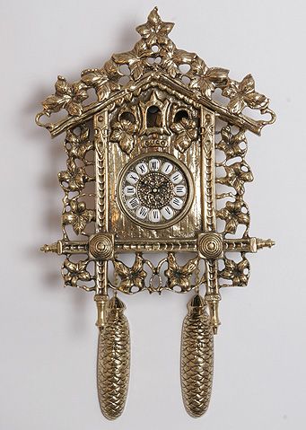 Настенные часы с кукушкой — предмет современного интерьера