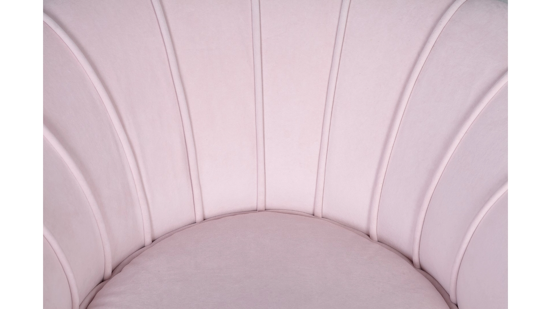 Низкое кресло ракушка Pearl розовый V2 на черных ножках в интерьере