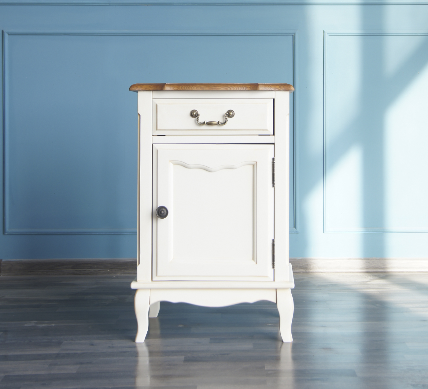 Прикроватная тумба "Leontina" с ящиком и дверцей арт ST9323 в интерьере в Москве Прикроватная тумба "Leontina" с ящиком и дверцей арт ST9323 в интерьере