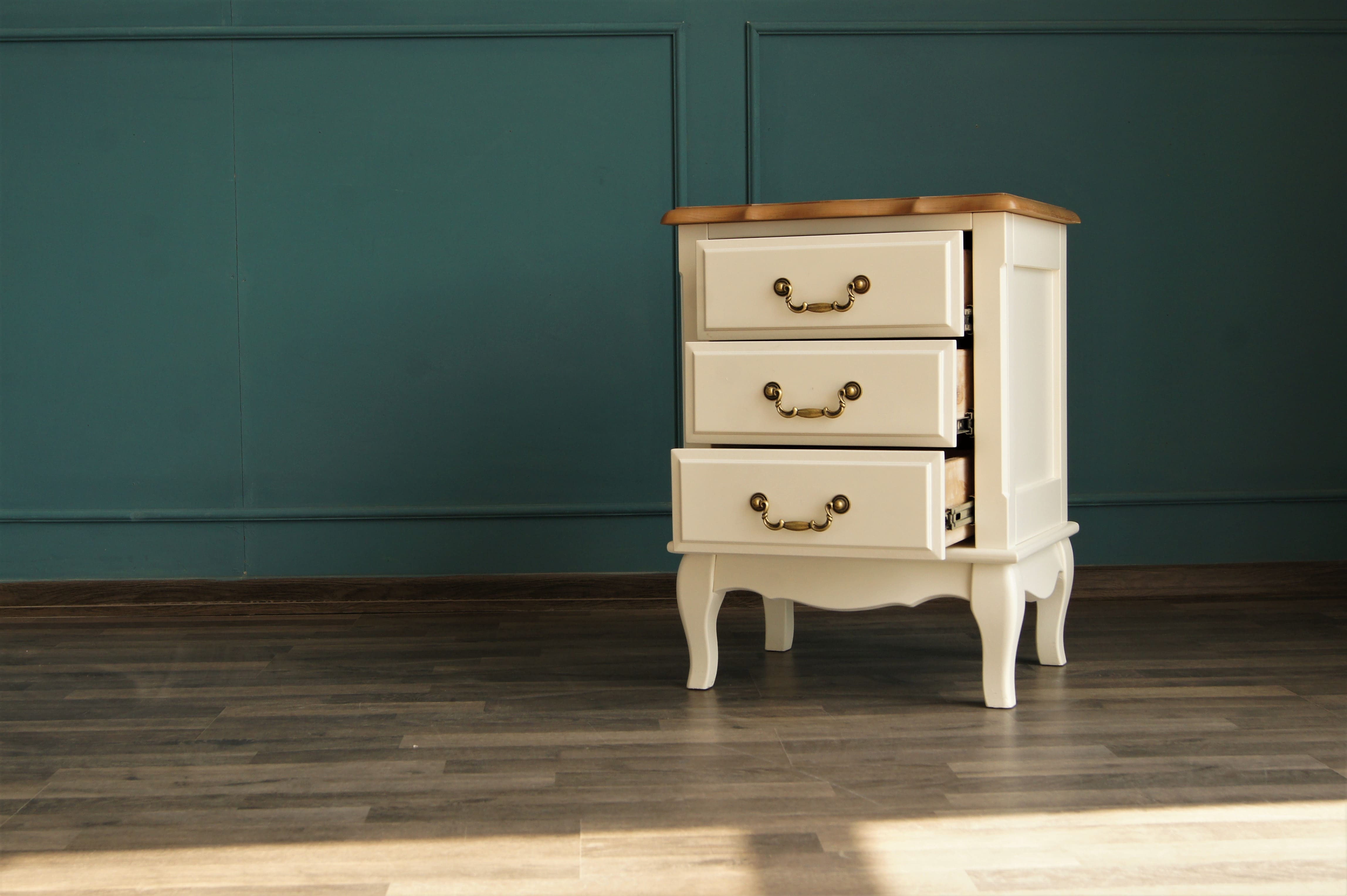 купить Прикроватная тумба Leontina на три ящика арт ST9302/3 в интернет-магазине