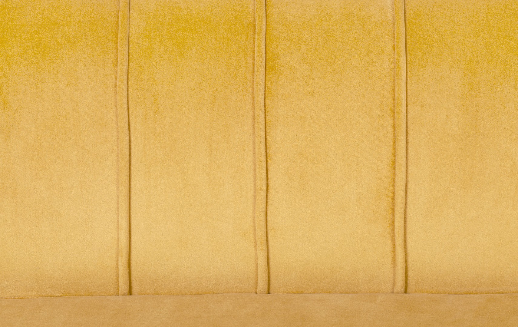 Дизайнерский диван Pearl Triple Yellow на черных ножках в интерьере в Москве Дизайнерский диван Pearl Triple Yellow на черных ножках в интерьере