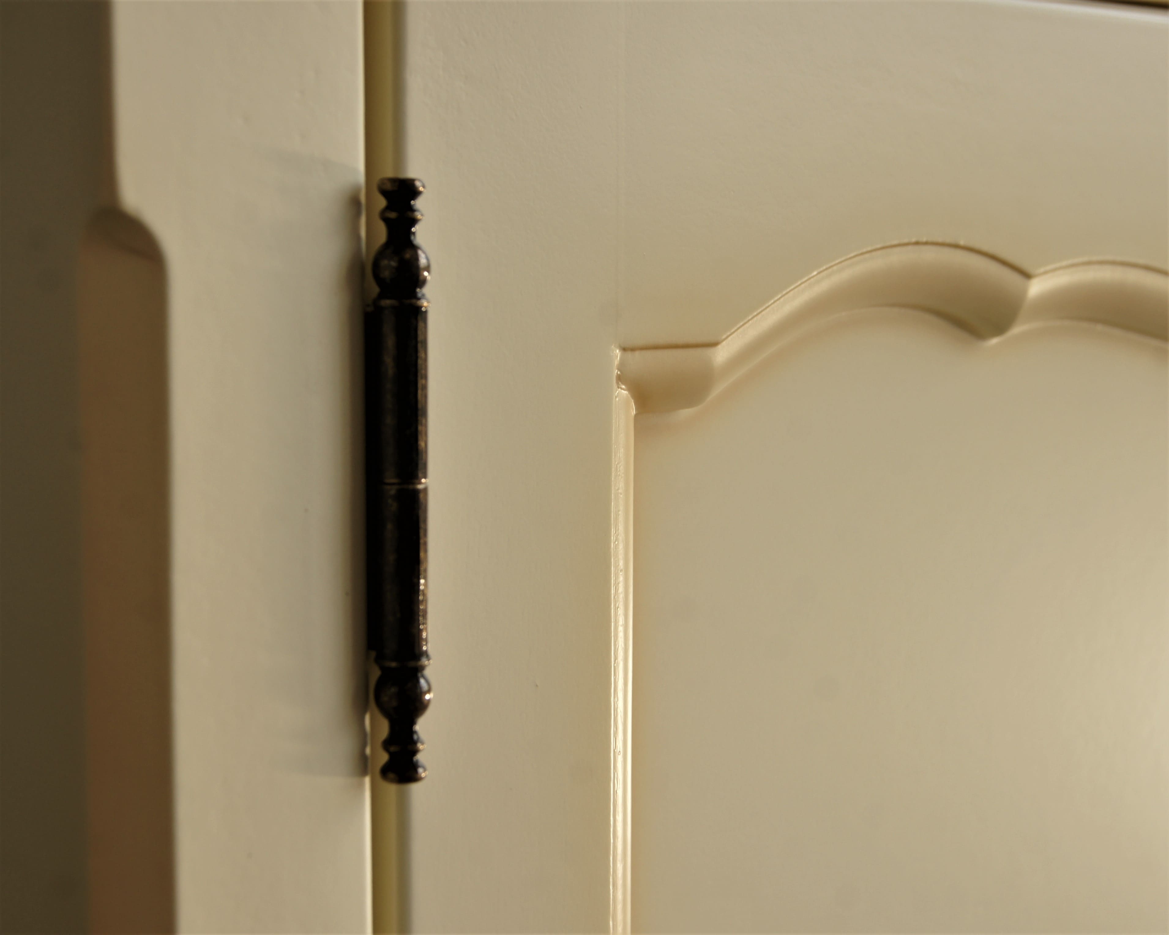 красивый Комод "Leontina" бежевый с дверками арт ST9326