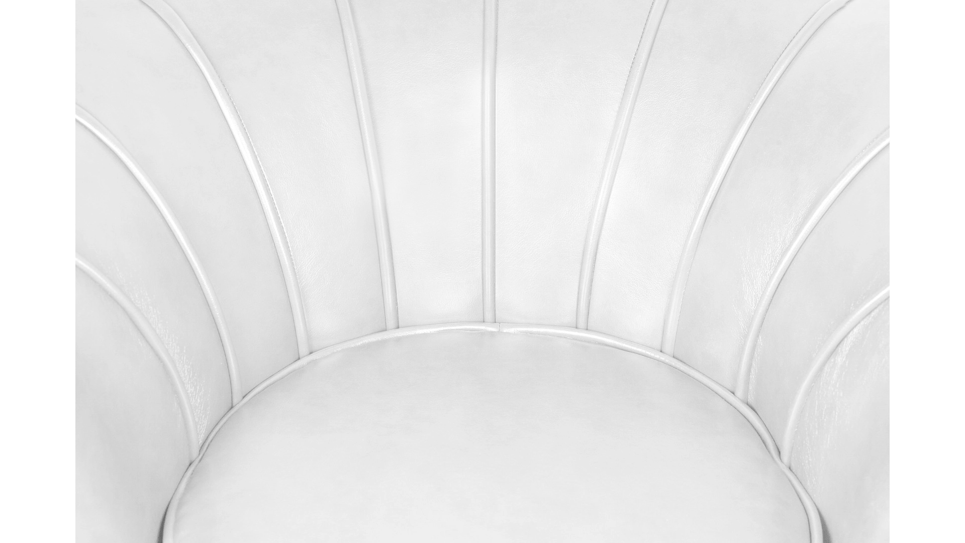 Низкое кресло ракушка Pearl White на черных ножках в интерьере