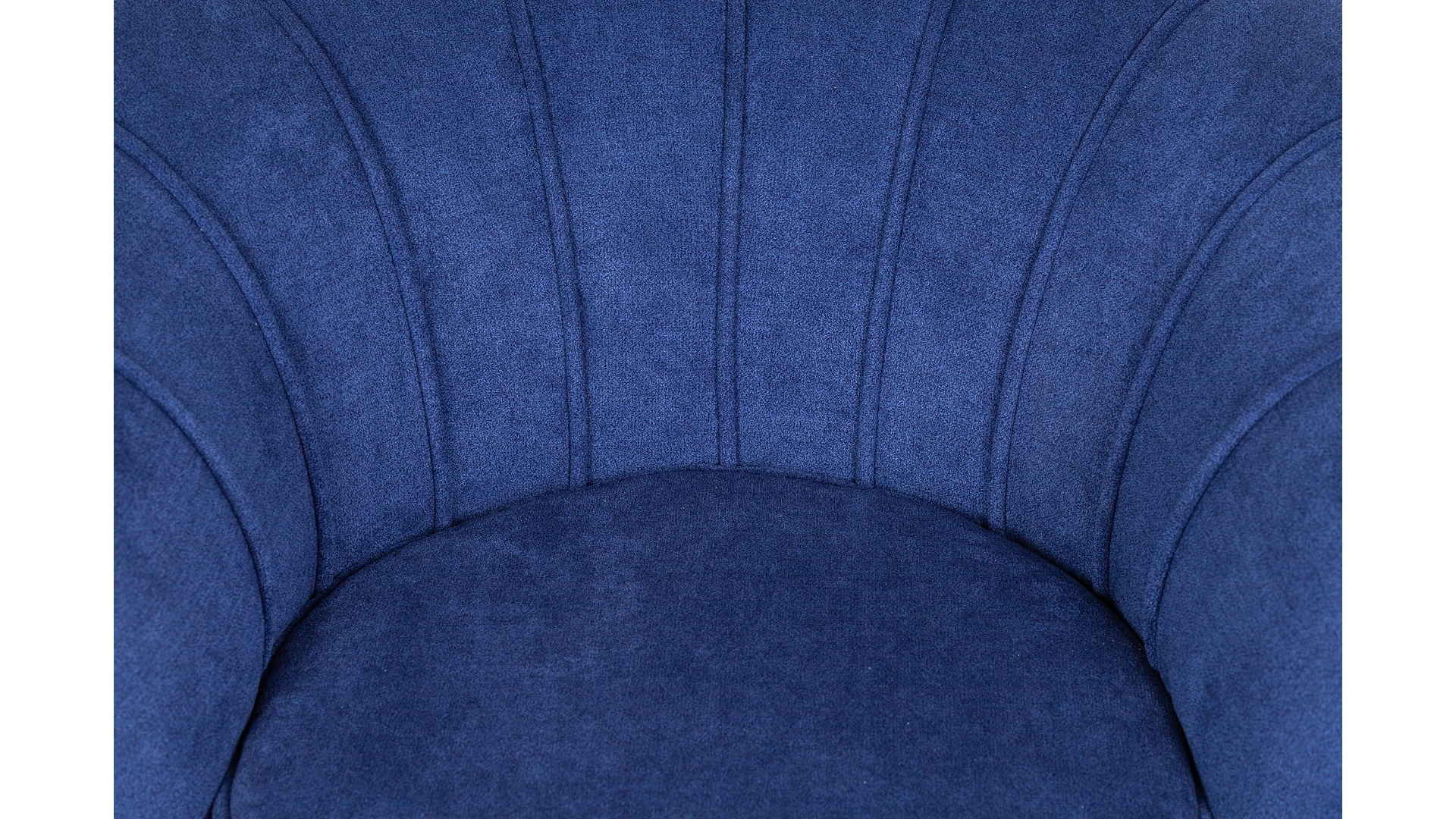 Низкое кресло ракушка Pearl синий на черных ножках в интерьере