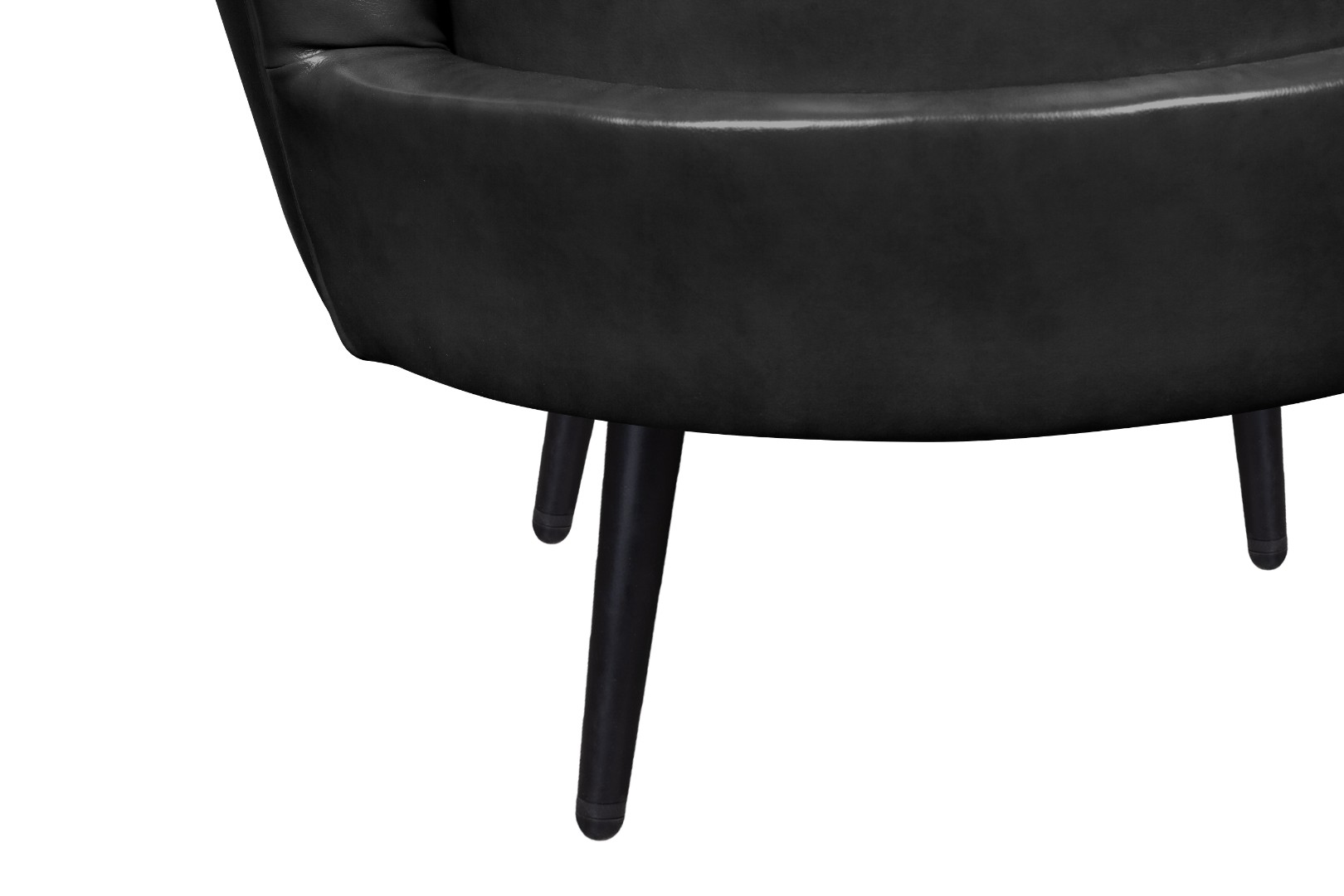 фото Низкое кресло ракушка Pearl Black V2 на черных ножках в интерьере