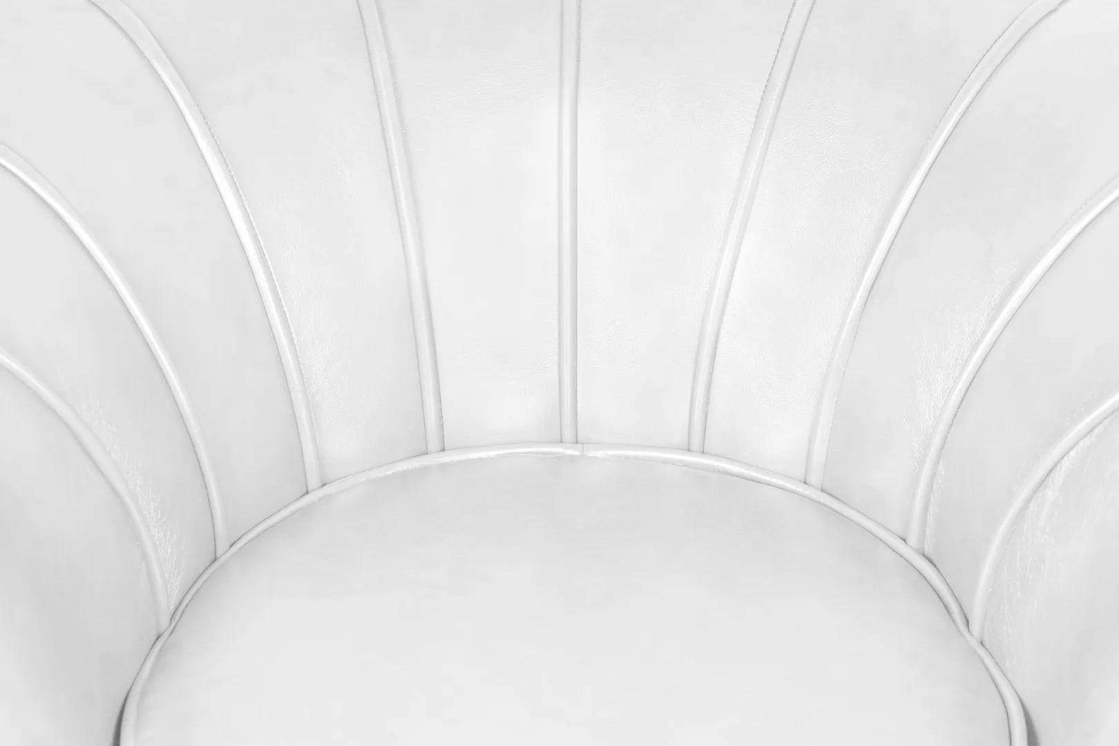 Низкое кресло ракушка Pearl White в интерьере в Москве Низкое кресло ракушка Pearl White в интерьере в Москве