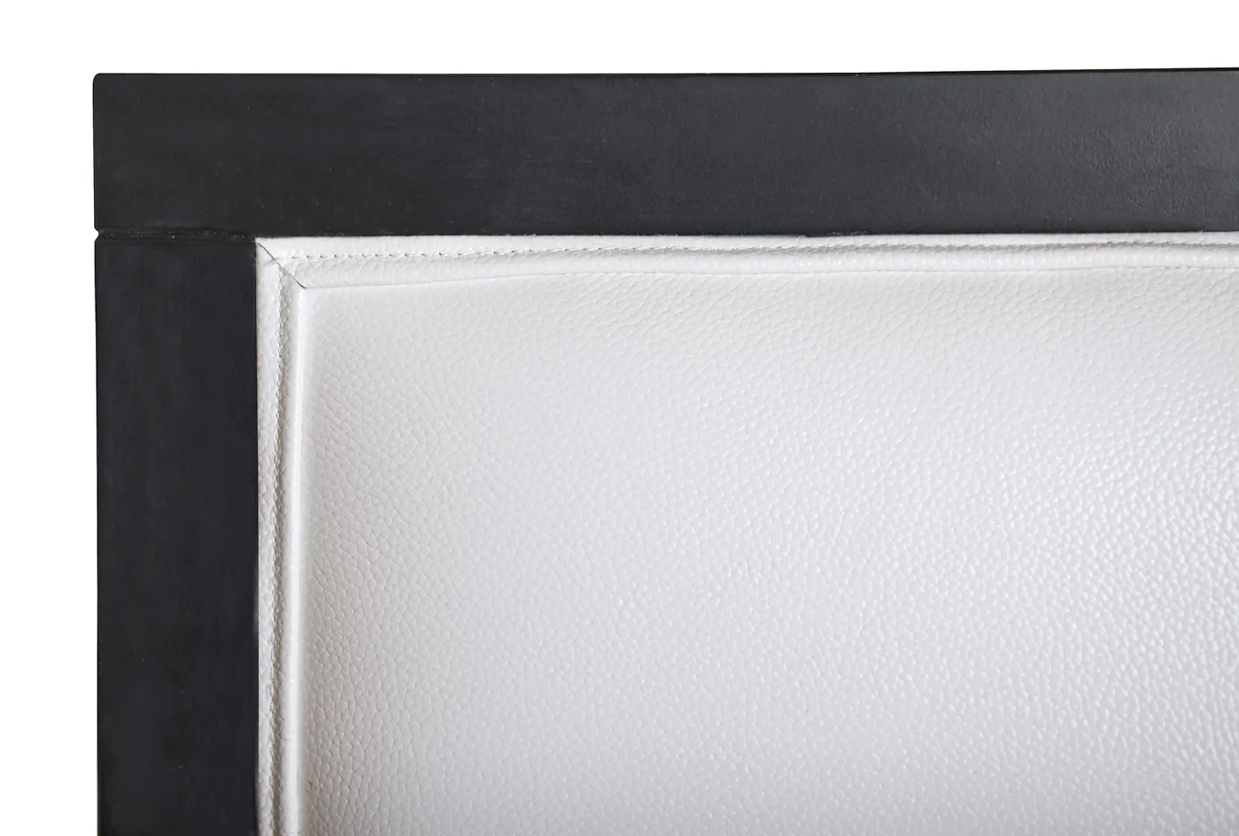 Классическое американское кресло Colin White Leather в интерьере