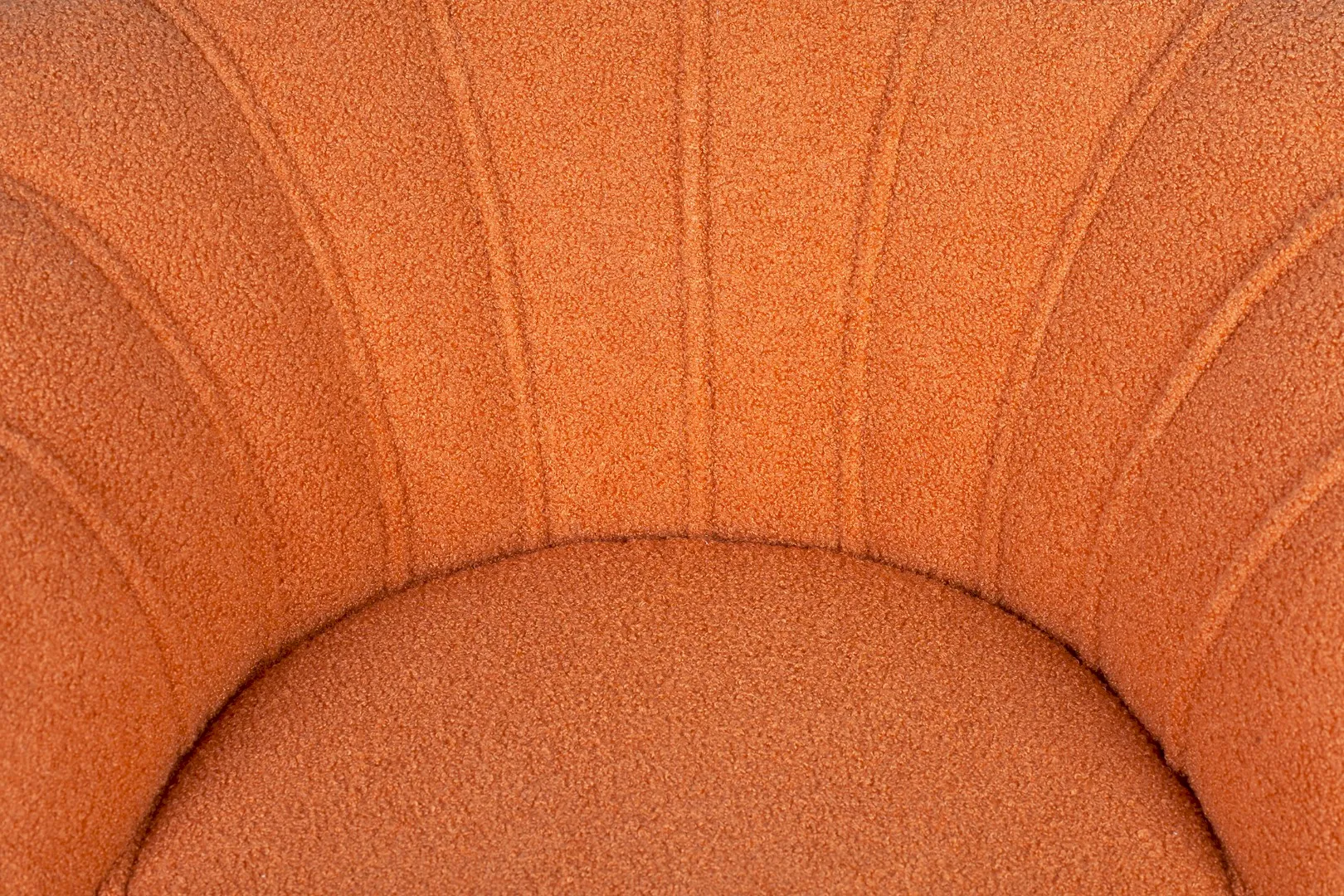 Низкое кресло ракушка Pearl Orange Boucle в интерьере