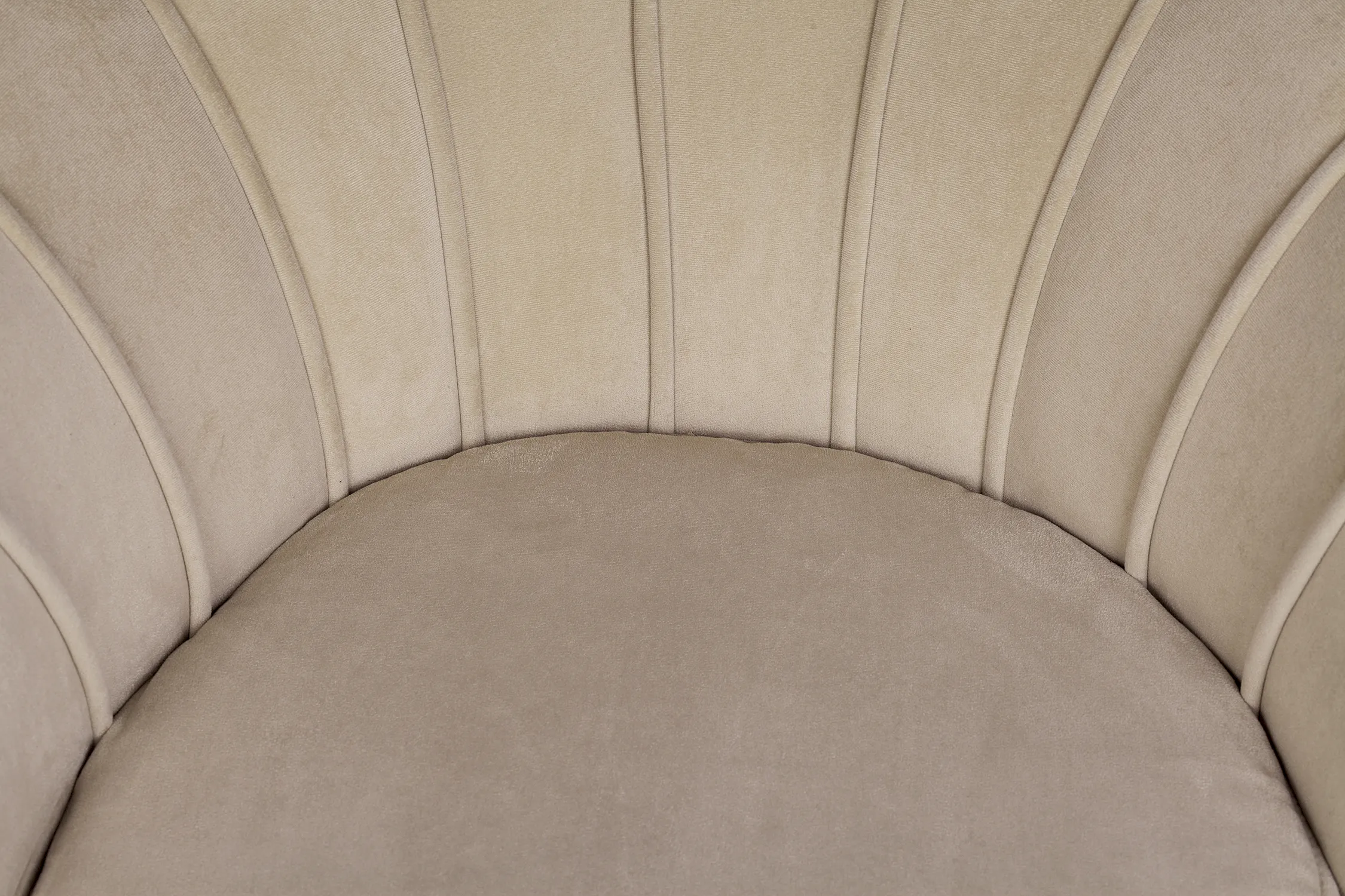 Низкое кресло ракушка Pearl Taupe в интерьере в Москве Низкое кресло ракушка Pearl Taupe в интерьере