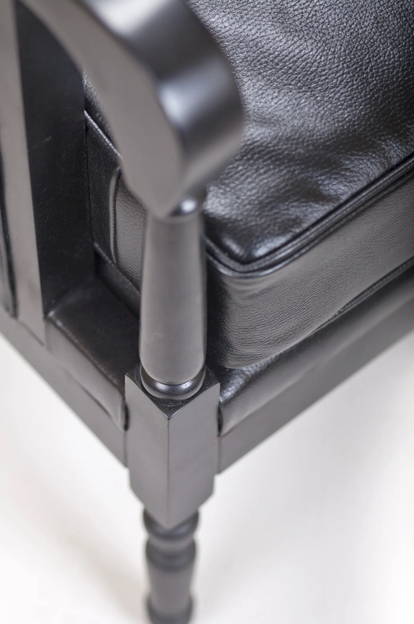 фото Классическое американское кресло Colin Black Leather