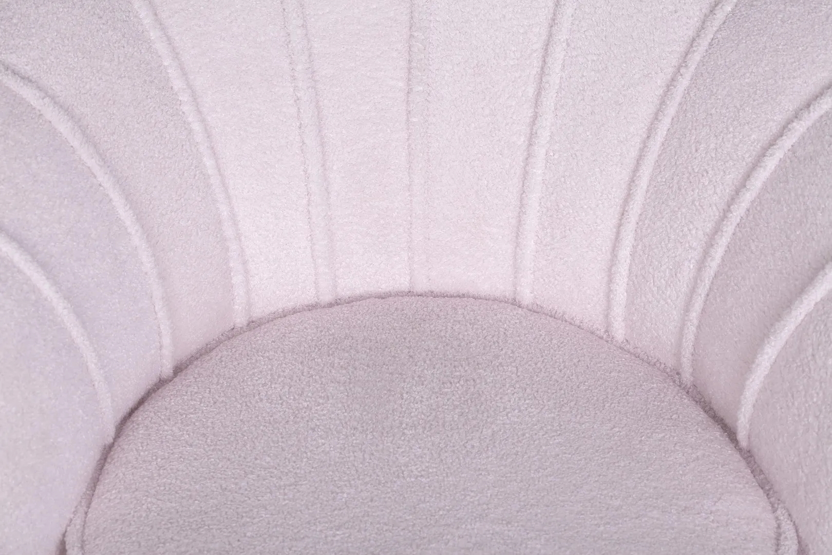 Низкое кресло ракушка Pearl Pink Boucle в интерьере
