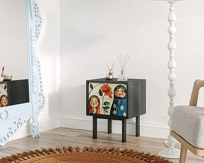 фото Тумбочка с двумя ящиками "Emerson" Матрешки арт EM16/Art04 в интерьере