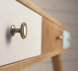 фото Рабочий стол "Aquarelle Birch" с тремя ящиками арт RE-36ETG в интерьере