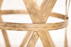 фото Журнальный столик круглый Parlan Gold в интерьере