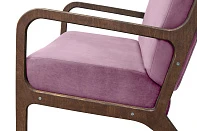 стильное Низкое кресло с деревянными подлокотниками Mody Pink розовый