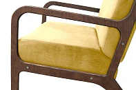Низкое кресло c деревянными подлокотниками Mody Yellow в интерьере
