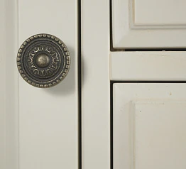 купить красивый Бежевый комод "Leontina" с дверками и ящиками арт ST9351 в интернет-магазине