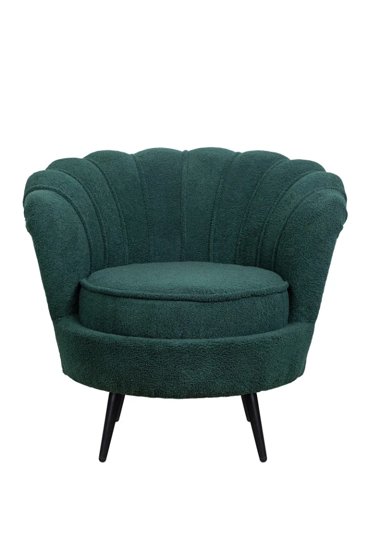 Низкое кресло ракушка Pearl зеленый Boucle на черных ножках в интерьере